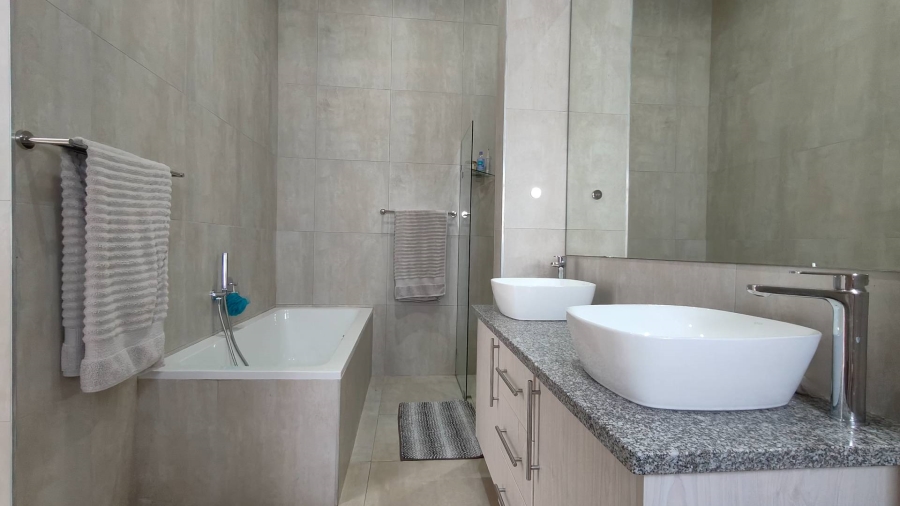 4 Bedroom Property for Sale in Outeniquasbosch Western Cape